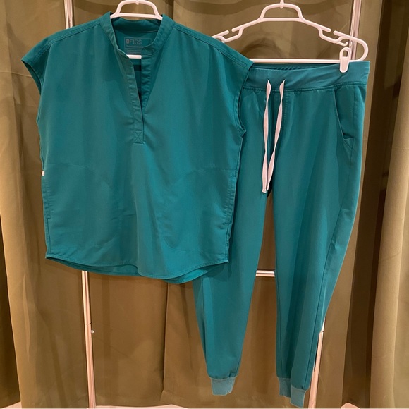 SOLD FIGS Limited Edition Hunter Green Rafaela Top - Picture 5 of 6